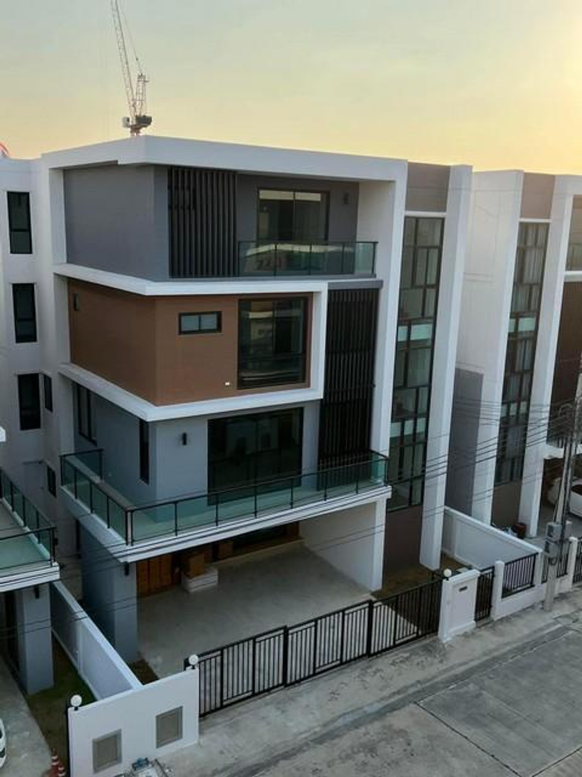 For RentHouseSamut Prakan,Samrong : 4-story detached house for rent The Best Kingkaew-Suvarnabhumi Project, Soi Kingkaew 19 Near Suvarnabhumi Airport Suitable for living and making a home office.