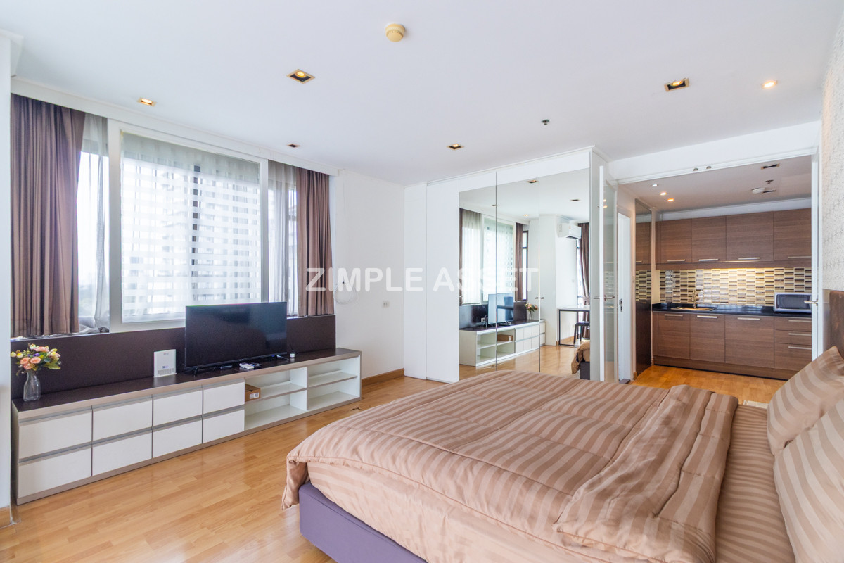 For RentSukhumvit, Asoke, Thonglor : Line ID: @zimple_asset  Service Apartment on Sukhumvit Soi 8. Fully furnished large rooms with fitness and swimming pool. Conveniently located near BTS Nana. Accepts both short-term and long-term stays