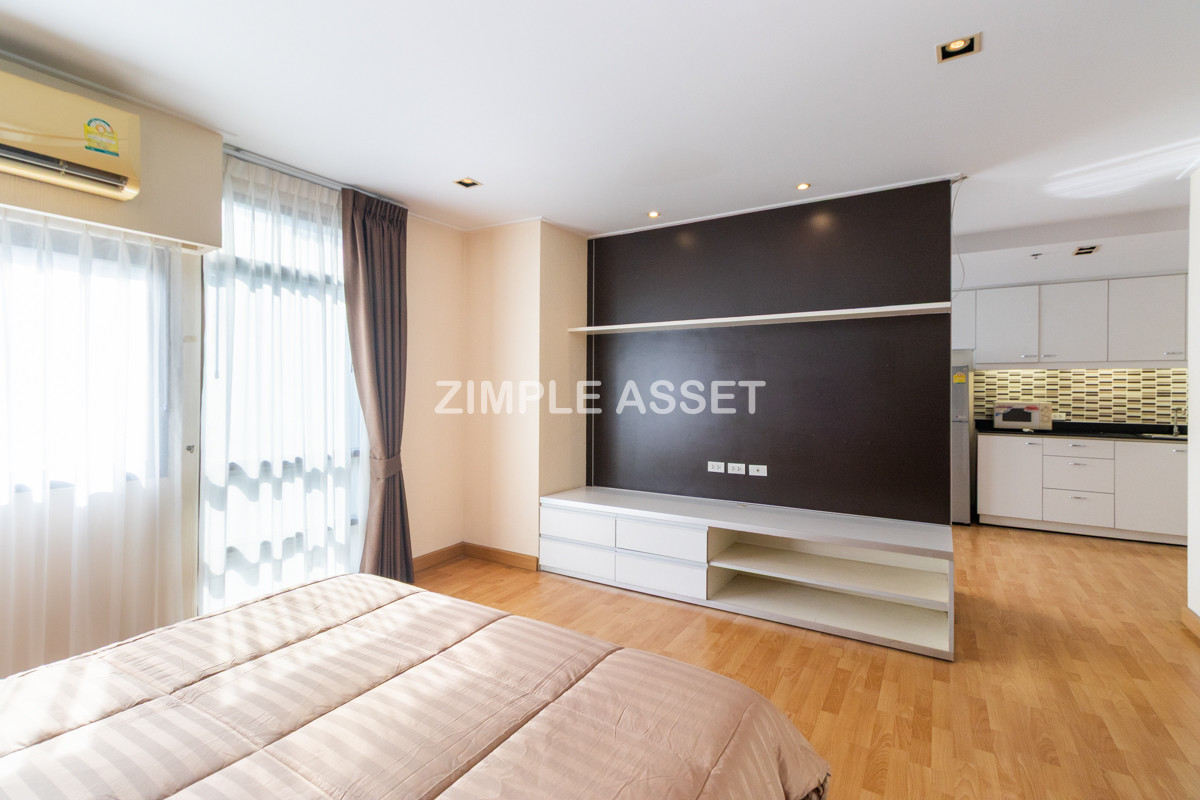 For RentSukhumvit, Asoke, Thonglor : Line ID: @zimple_asset  Service Apartment on Sukhumvit Soi 8. Fully furnished large rooms with fitness and swimming pool. Conveniently located near BTS Nana. Accepts both short-term and long-term stays
