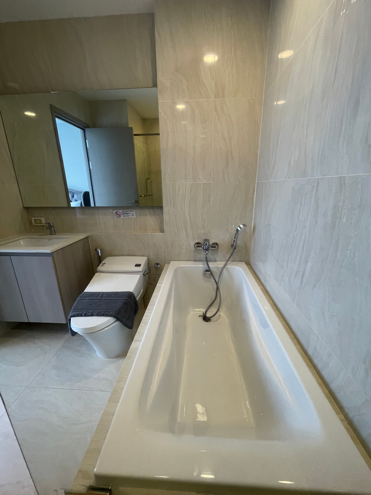 ขายคอนโดสุขุมวิท อโศก ทองหล่อ : ขายคอนโด Chewathai Residence Thonglor ทำเลทองหล่อ 20 เดินถึงได้ทั้งเอกมัย-ทองหล่อ เงียบสงบ เป็นส่วนตัว พร้อมอยู่ Fully Fitted พร้อมเฟอร์ฯ เครื่องใช้ไฟฟ้า ครบ