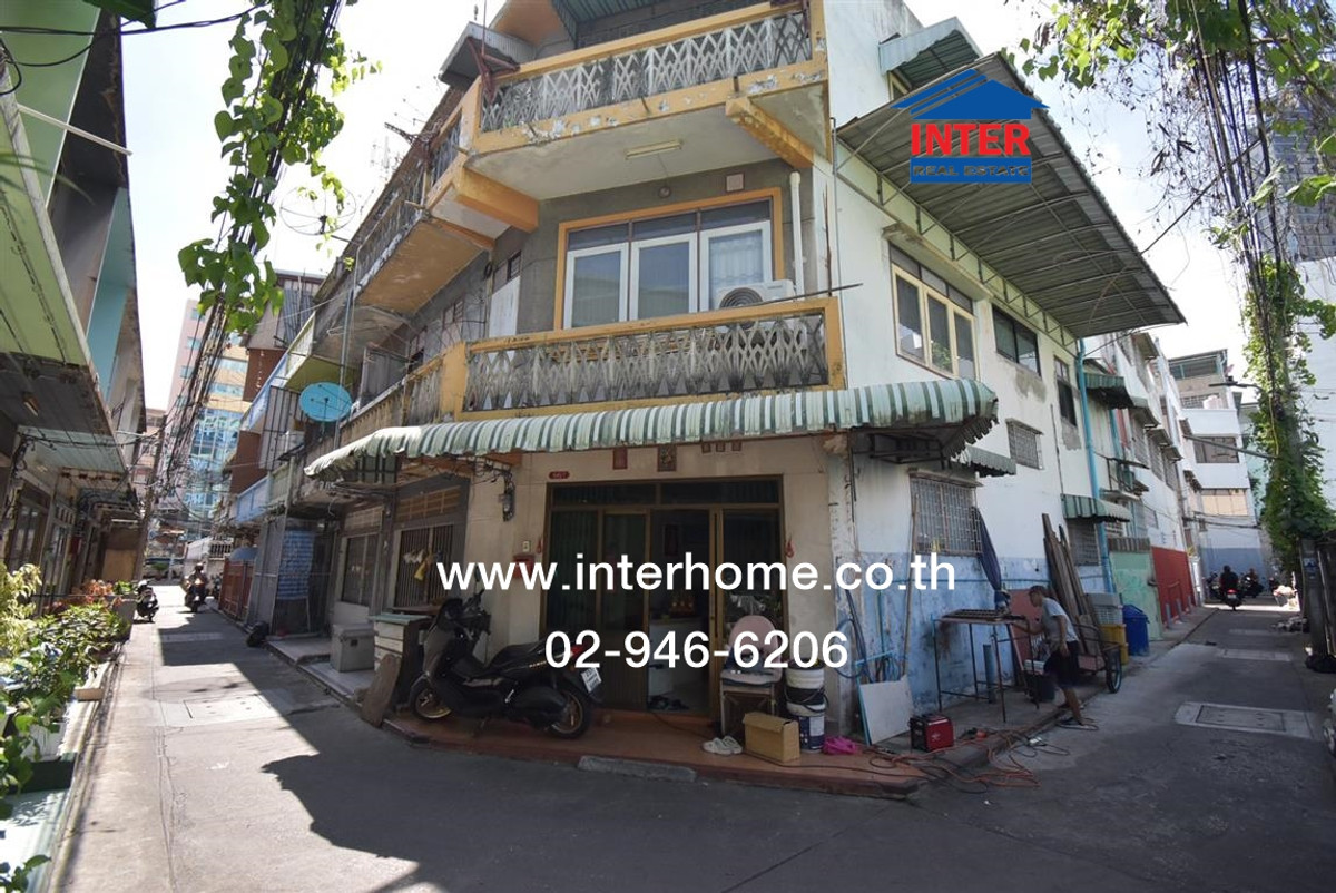 For SaleTownhomeSilom, Saladaeng, Bangrak : Townhouse, 3 floors, 13 sq m. Townhouse, Rama 4 Road, Soi Kaew Fa (Soi Song Phra), Rama 4 Road, Si Phraya Road, Bang Rak District, Bangkok.