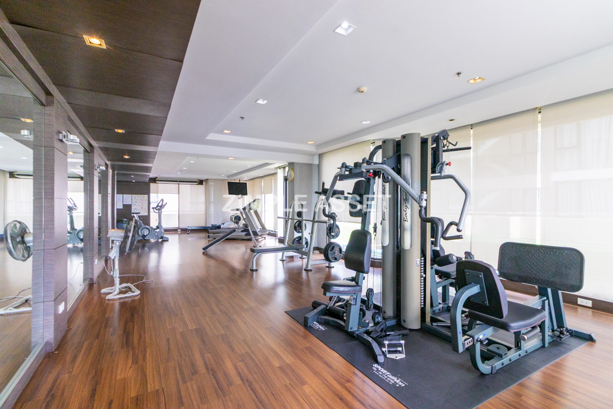 For RentSukhumvit, Asoke, Thonglor : Line ID: @zimple_asset  Service Apartment on Sukhumvit Soi 8. Fully furnished large rooms with fitness and swimming pool. Conveniently located near BTS Nana. Accepts both short-term and long-term stays