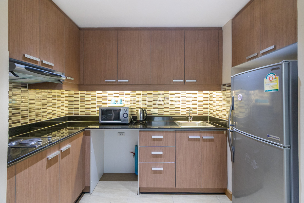 For RentSukhumvit, Asoke, Thonglor : Line ID: @zimple_asset  Service Apartment on Sukhumvit Soi 8. Fully furnished large rooms with fitness and swimming pool. Conveniently located near BTS Nana. Accepts both short-term and long-term stays