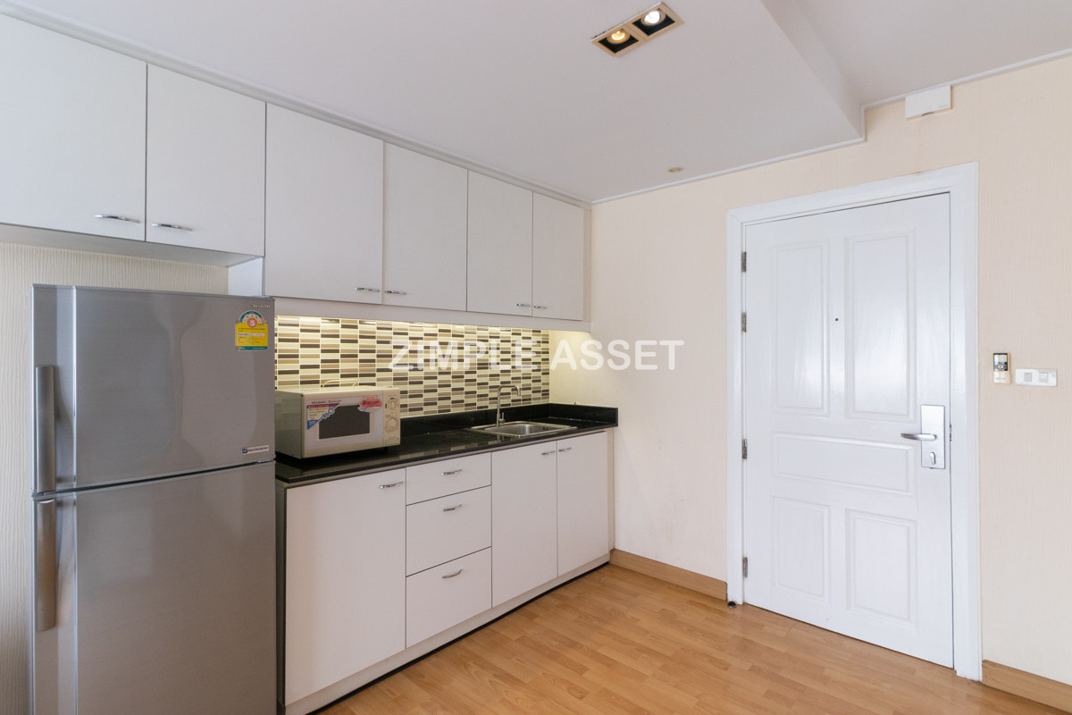 For RentSukhumvit, Asoke, Thonglor : Line ID: @zimple_asset  Service Apartment on Sukhumvit Soi 8. Fully furnished large rooms with fitness and swimming pool. Conveniently located near BTS Nana. Accepts both short-term and long-term stays