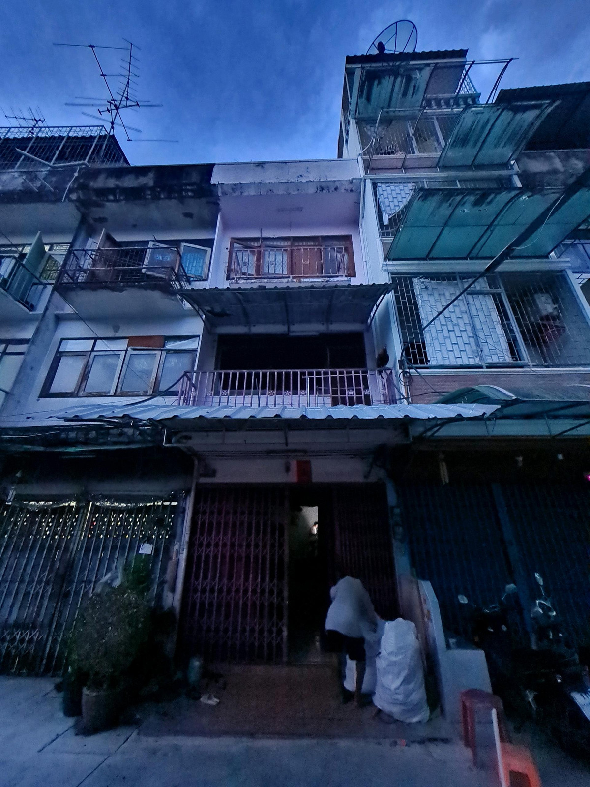For RentTownhomeRama9, Petchburi, RCA : 3-story shophouse, Din Daeng