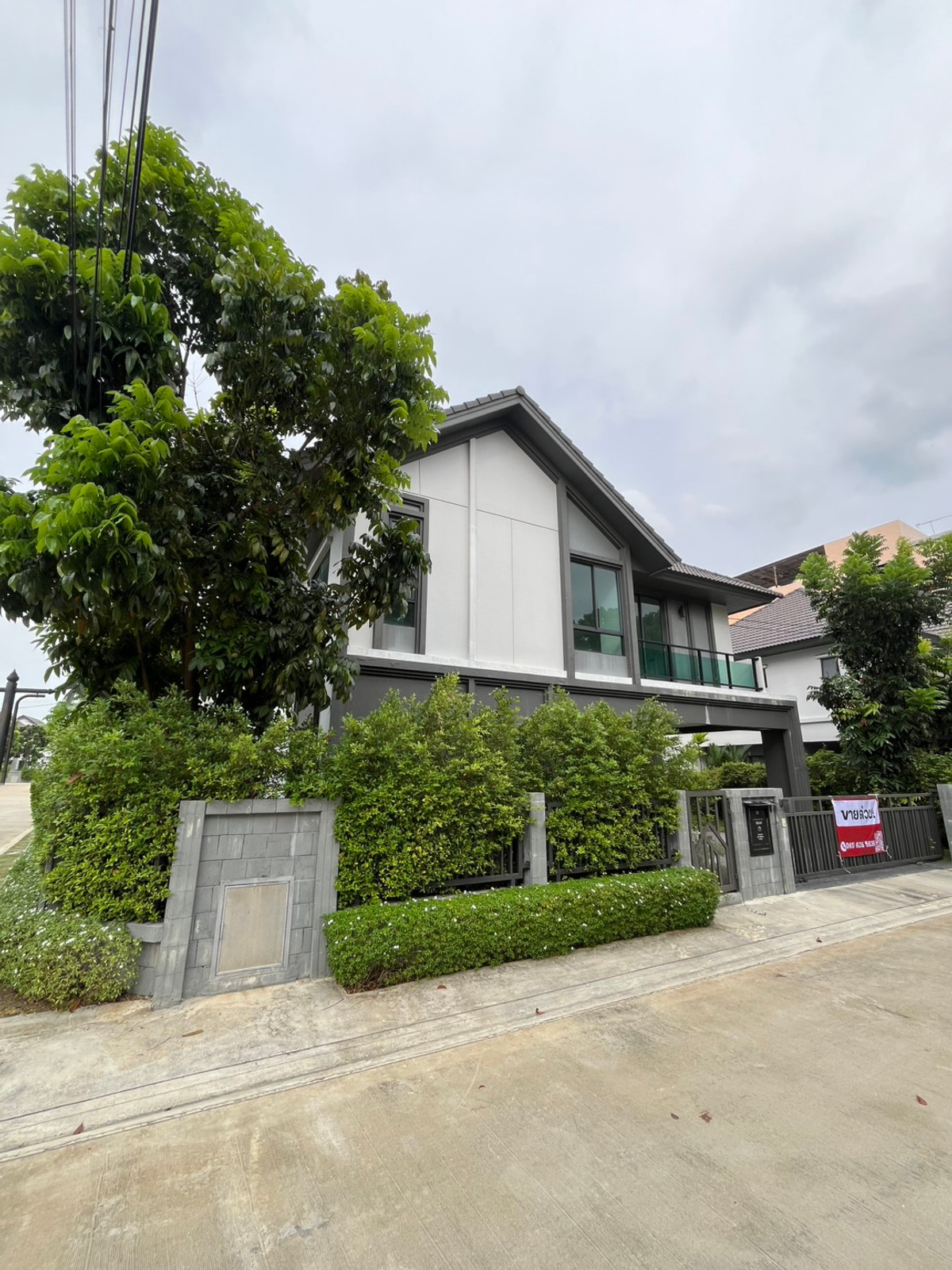 For SaleHouseRattanathibet, Sanambinna : 🏡 Grand Britannia Nonthaburi Station – corner plot detached house in front of the central garden, largest land in the project, price 14,900,000 baht.