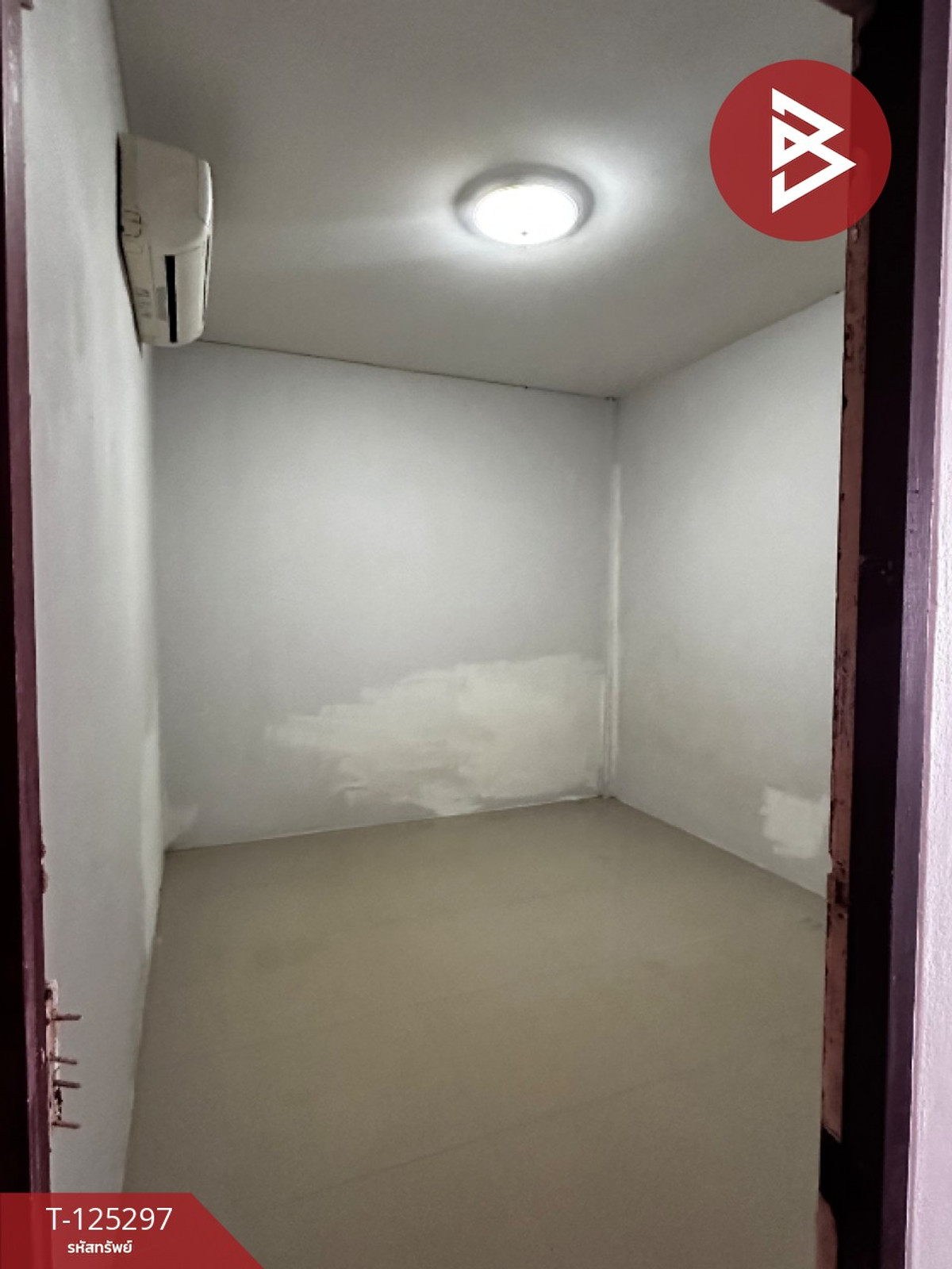 Townhouse for sale, S. Thaweesap Village, Phanat Nikhom, Chonburi. Loading...