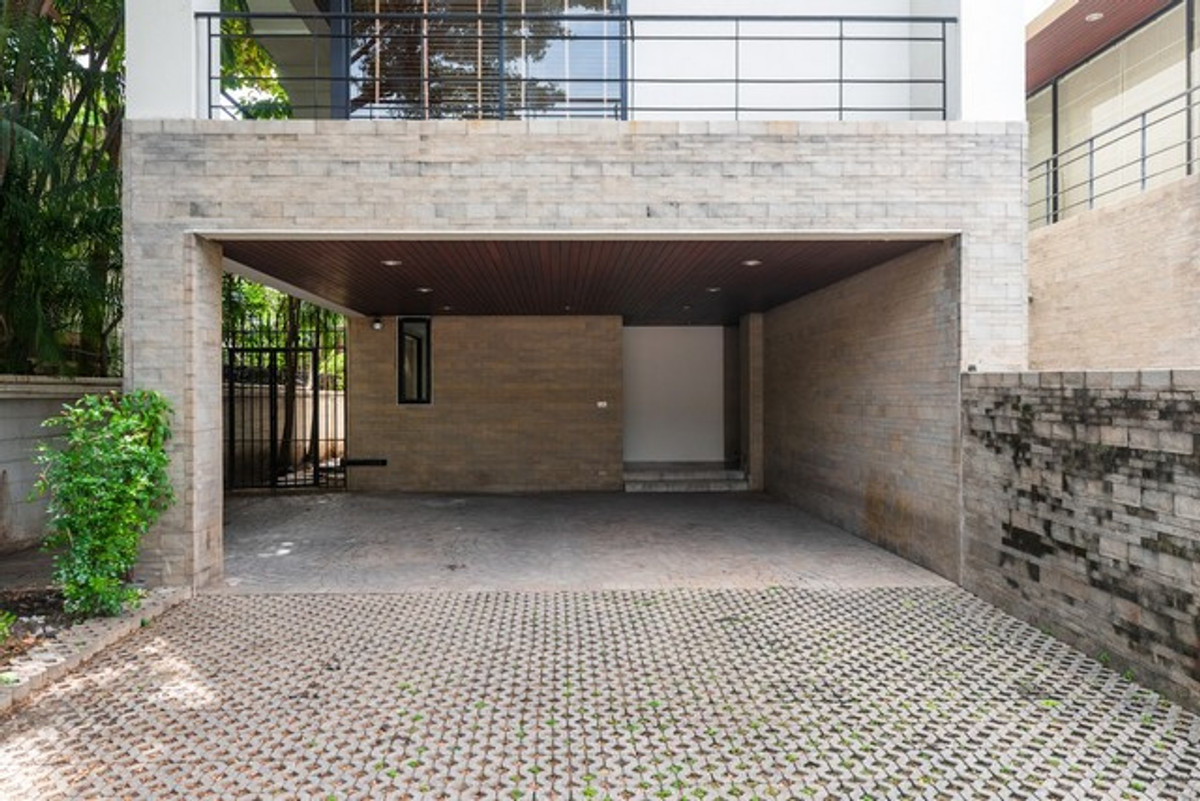 4-story pool villa for rent in the heart of Ari, Phayathai, area 750 sq m, suitable for living and making a home office. Near BTS Ari Ministry of Finance, Samsen Dusit Loading...