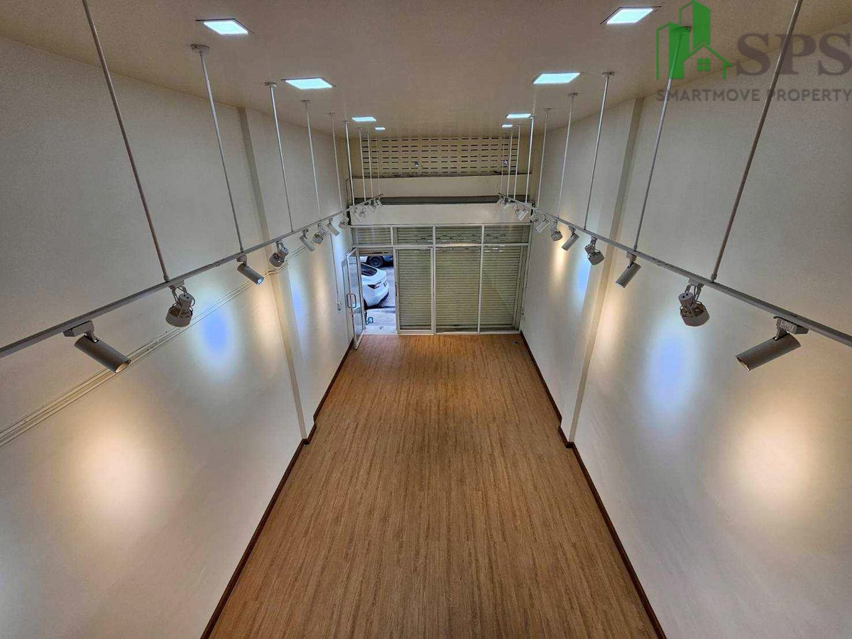 For Rent: Shophouse / Townhome  ให้เช่า อาคารพาณิชย์/ทาวน์โฮม พักอาศัยได้  (SPSJN225) Loading...