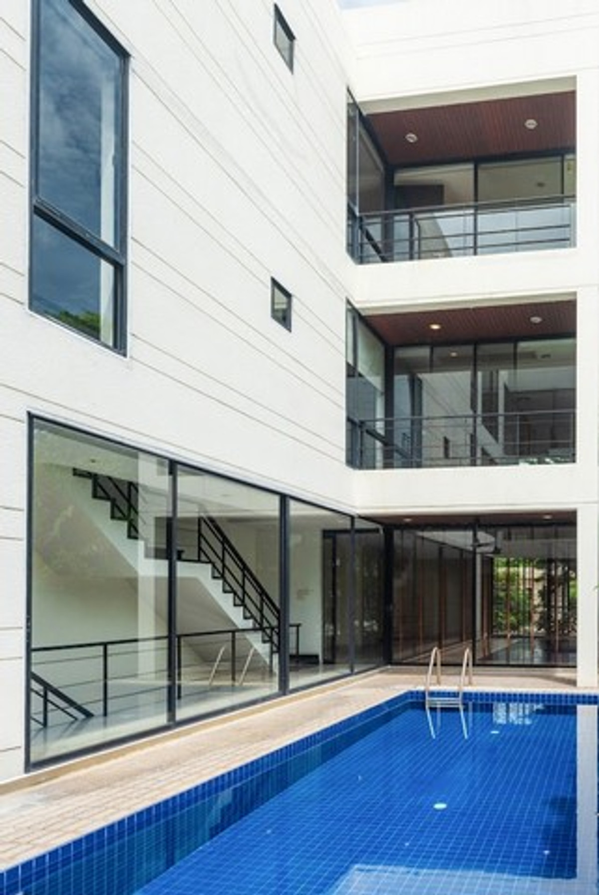 4-story pool villa for rent in the heart of Ari, Phayathai, area 750 sq m, suitable for living and making a home office. Near BTS Ari Ministry of Finance, Samsen Dusit Loading...