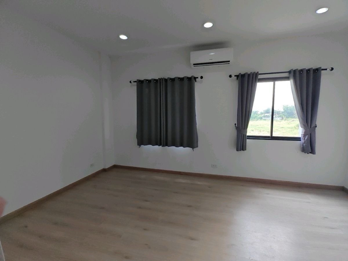 ให้เช่าทาวน์โฮม  พรีเมียมเพลส พหลโยธิน–รามอินทรา3 ชั้น  4 ห้องนอน 24 ตรว 220 ตรม ทำเลดีมาก บนถนนเทพรักษ์ เดินทางสะดวก จดทะเบียนบริษัทได้ Loading...