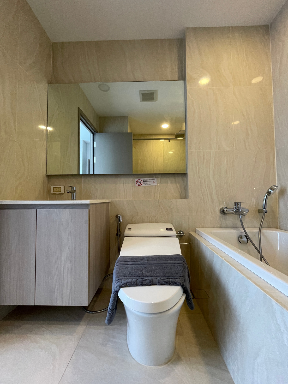 ขายคอนโดสุขุมวิท อโศก ทองหล่อ : ขายคอนโด Chewathai Residence Thonglor ทำเลทองหล่อ 20 เดินถึงได้ทั้งเอกมัย-ทองหล่อ เงียบสงบ เป็นส่วนตัว พร้อมอยู่ Fully Fitted พร้อมเฟอร์ฯ เครื่องใช้ไฟฟ้า ครบ