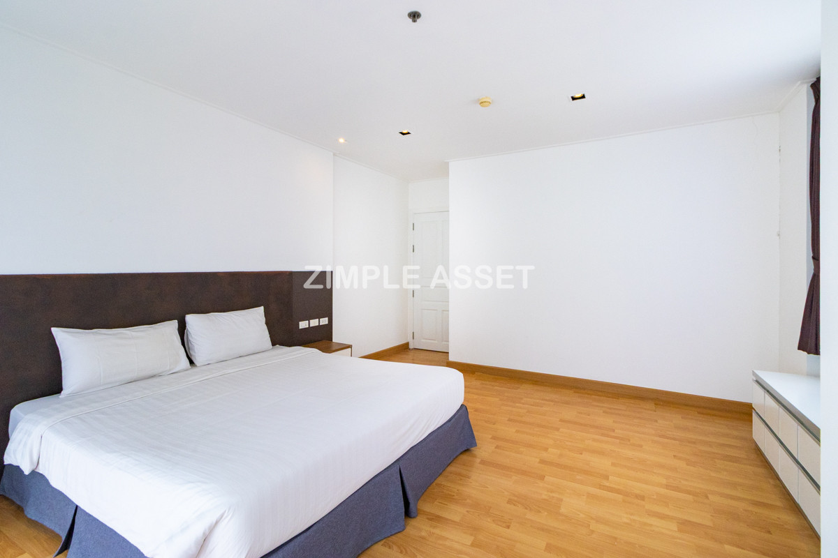 For RentSukhumvit, Asoke, Thonglor : Line ID: @zimple_asset  Service Apartment on Sukhumvit Soi 8. Fully furnished large rooms with fitness and swimming pool. Conveniently located near BTS Nana. Accepts both short-term and long-term stays