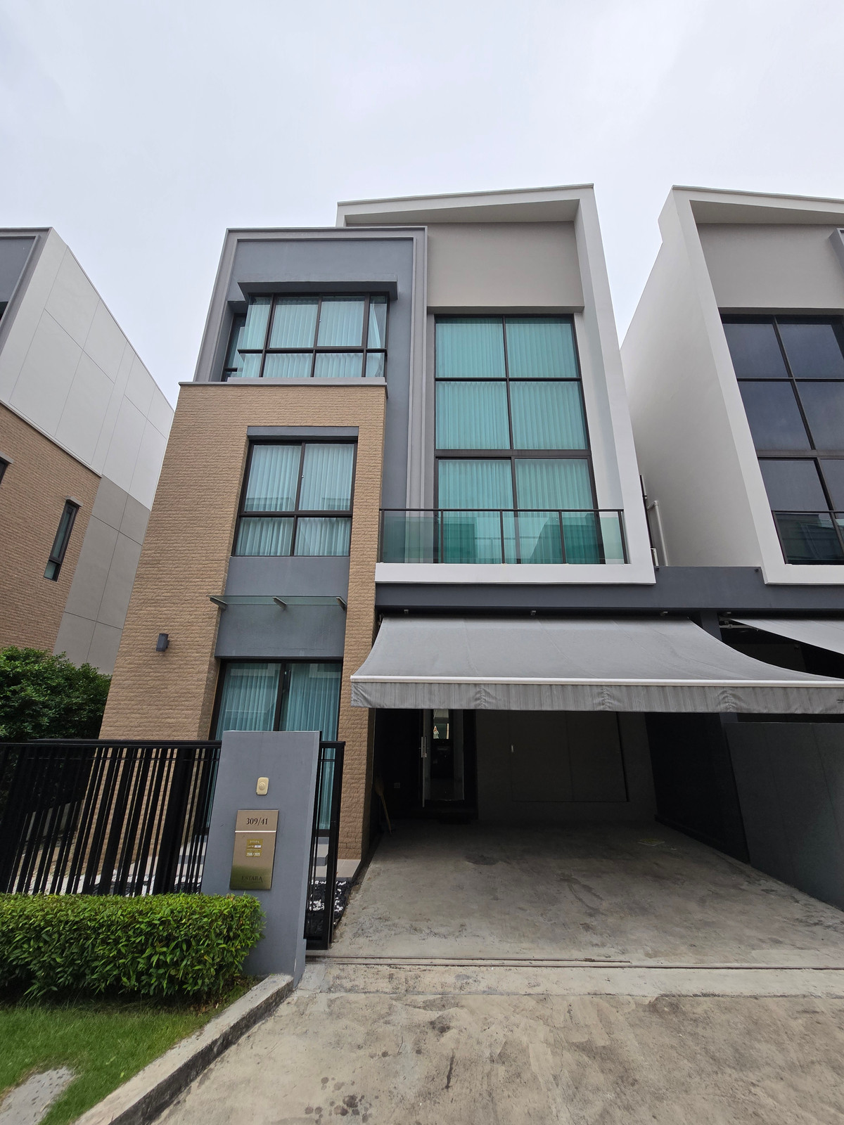 For RentTownhomePattanakan, Srinakarin : Estara Haven Pattanakan 20, near BTS On Nut, near an international school, near Big C, Lotus shopping malls, semi-detached house, empty house for rent 50k, contact now