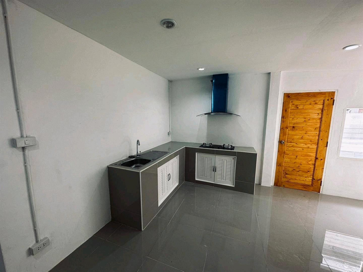 ขายด่วน!! ทาวน์เฮ้าส์ แยกปากเกร็ด นนทบุรี Loading...