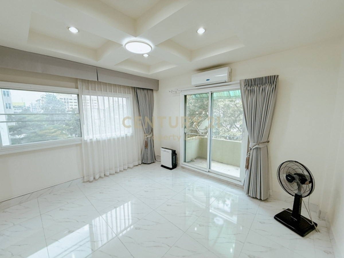 อาคารพาณิชย์”ห้องมุม” 5 ชั้น  ทําเลทอง ต้นซอยอารีย์ 2 เพียง 300 ม. จาก BTS อารีย์ ถ.พหลโยธิน สะพานควาย No.42-CB-68017 Loading...