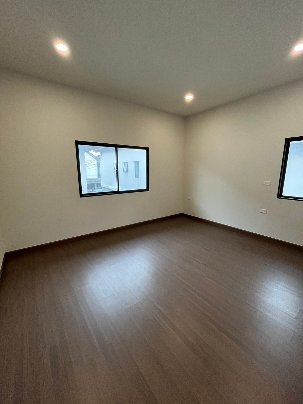 For SaleHouseRattanathibet, Sanambinna : 🏡 Grand Britannia Nonthaburi Station – corner plot detached house in front of the central garden, largest land in the project, price 14,900,000 baht.