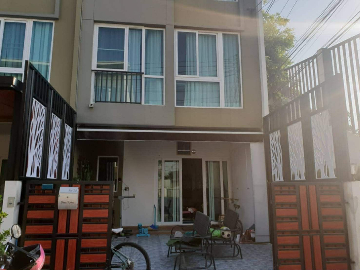 3-story townhome for sale, Bless Town, Nam Daeng Road (sold with tenant), 3 million baht, best deal. Loading...