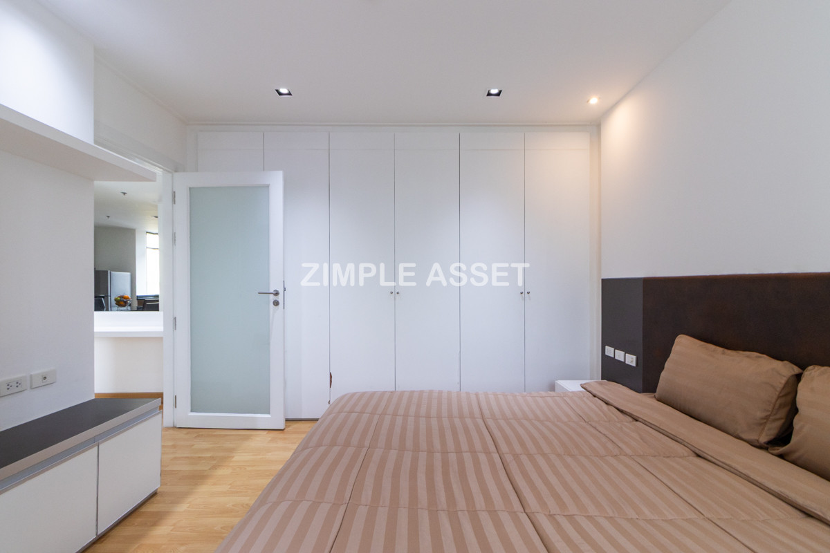 For RentSukhumvit, Asoke, Thonglor : Line ID: @zimple_asset  Service Apartment on Sukhumvit Soi 8. Fully furnished large rooms with fitness and swimming pool. Conveniently located near BTS Nana. Accepts both short-term and long-term stays