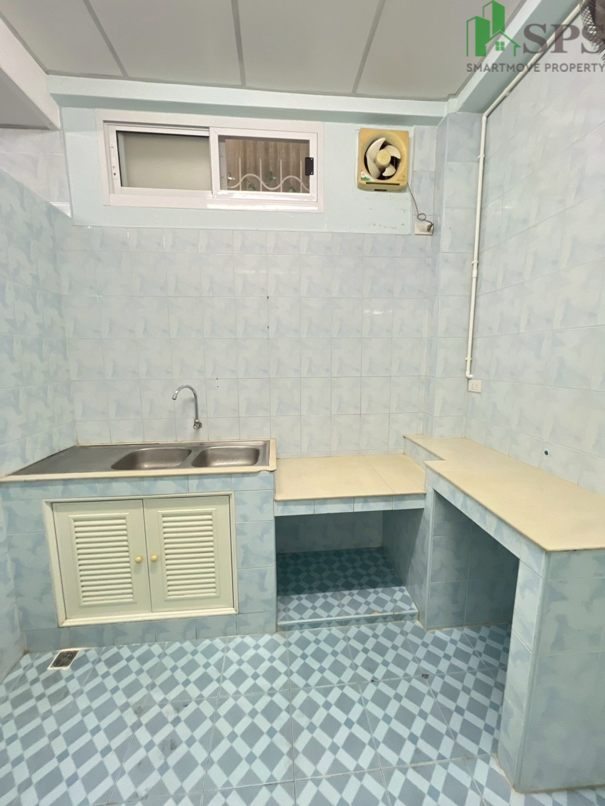 Commercial Building for Rent near BTS Phra Khanong (SPSJN226) Loading...