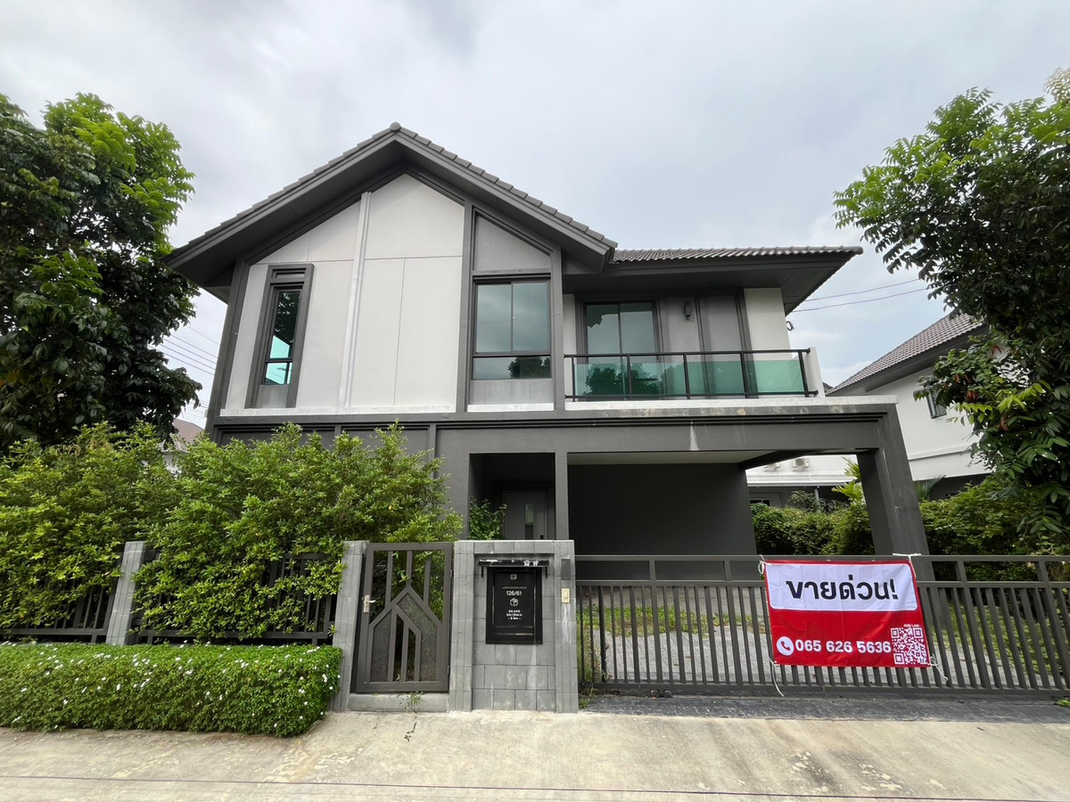 For SaleHouseRattanathibet, Sanambinna : 🏡 Grand Britannia Nonthaburi Station – corner plot detached house in front of the central garden, largest land in the project, price 14,900,000 baht.
