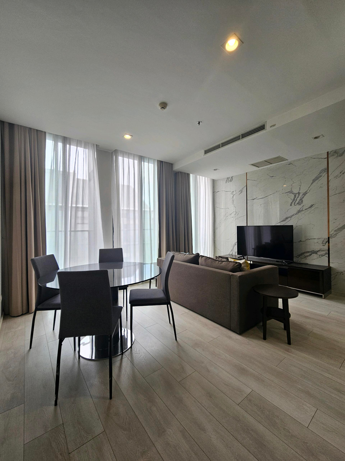 ให้เช่า🔥 Noble Ploenchit 2 ห้องนอน 90ตรม. 60,000 บาท/เดือน Loading...