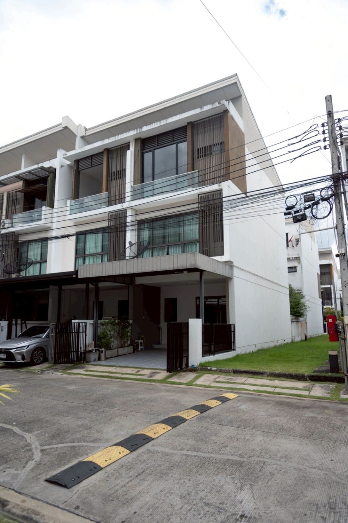 ให้เช่าทาวน์โฮมนวมินทร์ รามอินทรา : ให้เช่าทาวน์โฮม 3 ชั้น โครงการ The Terrace รามอินทรา 65 เฟอร์ครบ พร้อมเข้าอยู่ ทำเลดี ใกล้ MRT สายสีชมพู และทางด่วนเอกมัย-รามอินทรา