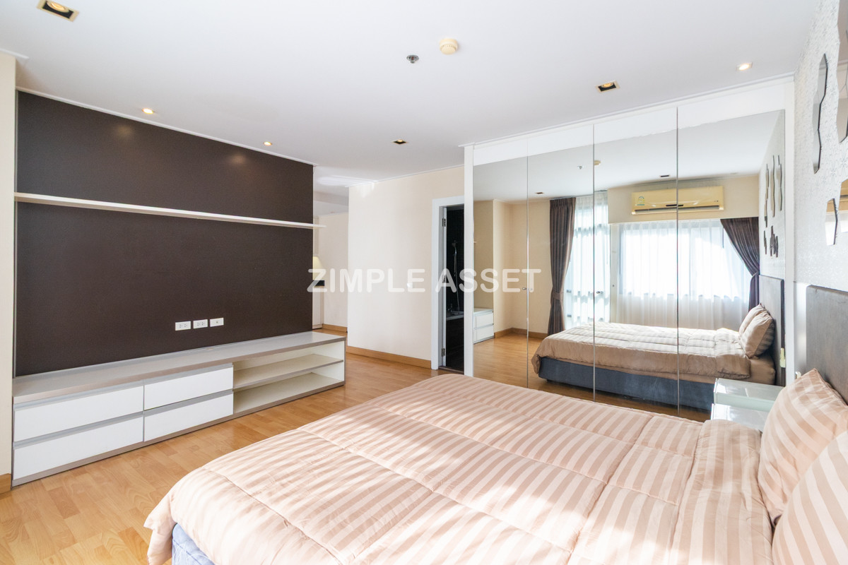 For RentSukhumvit, Asoke, Thonglor : Line ID: @zimple_asset  Service Apartment on Sukhumvit Soi 8. Fully furnished large rooms with fitness and swimming pool. Conveniently located near BTS Nana. Accepts both short-term and long-term stays