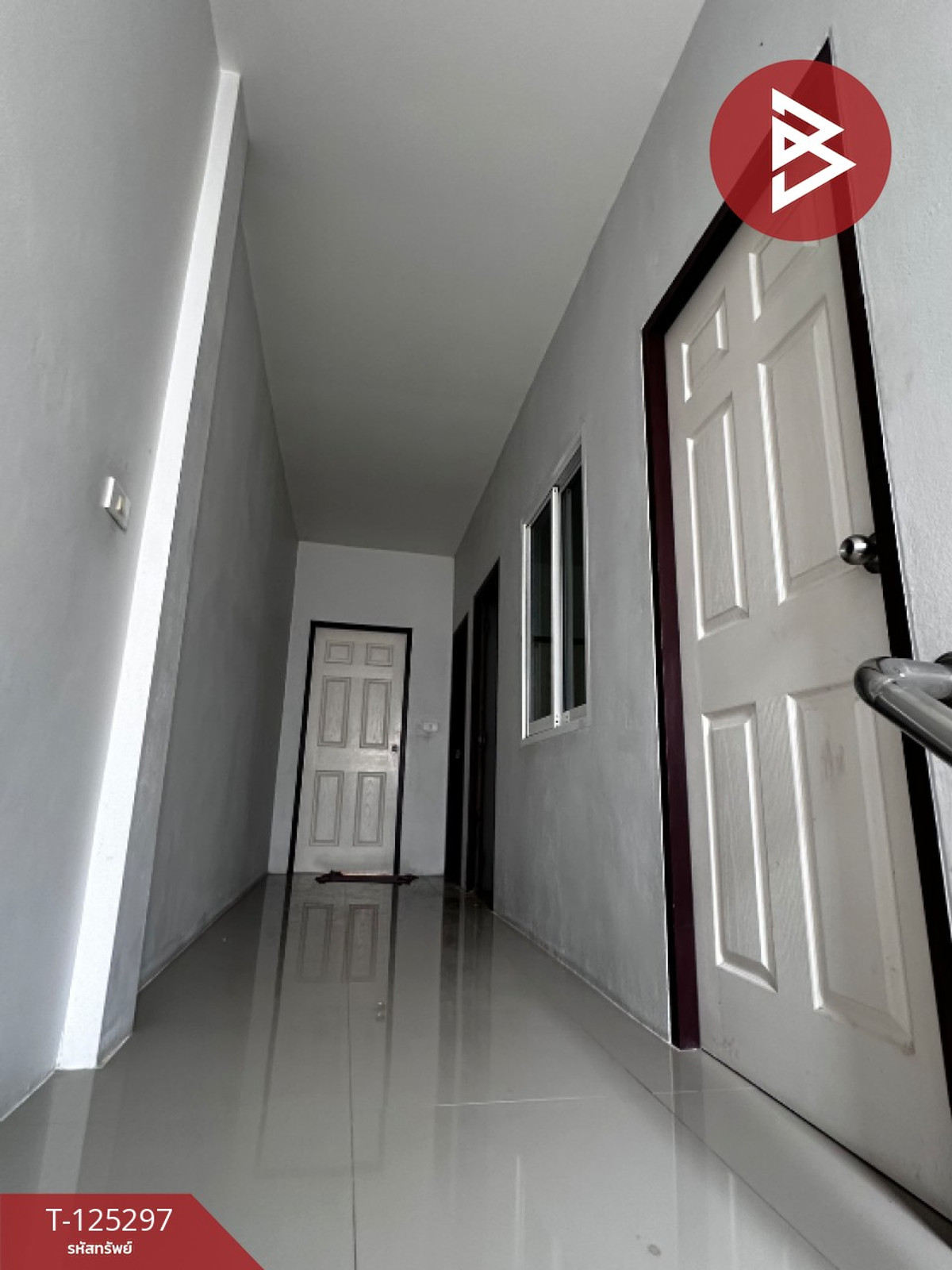 Townhouse for sale, S. Thaweesap Village, Phanat Nikhom, Chonburi. Loading...