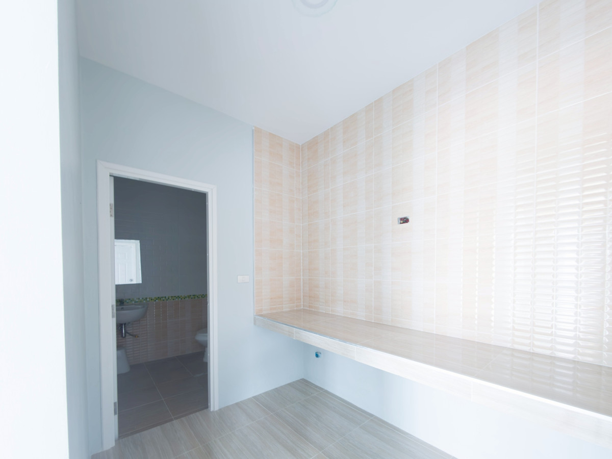 อาคารพาณิชย์ 2 ชั้น หลังนิคมฯ ปิ่นทอง 1 ศรีราชา พร้อมอยู่ ทำเลชุมชน เดินทางสะดวก ขนาด 39.2 ตร.วา Loading...