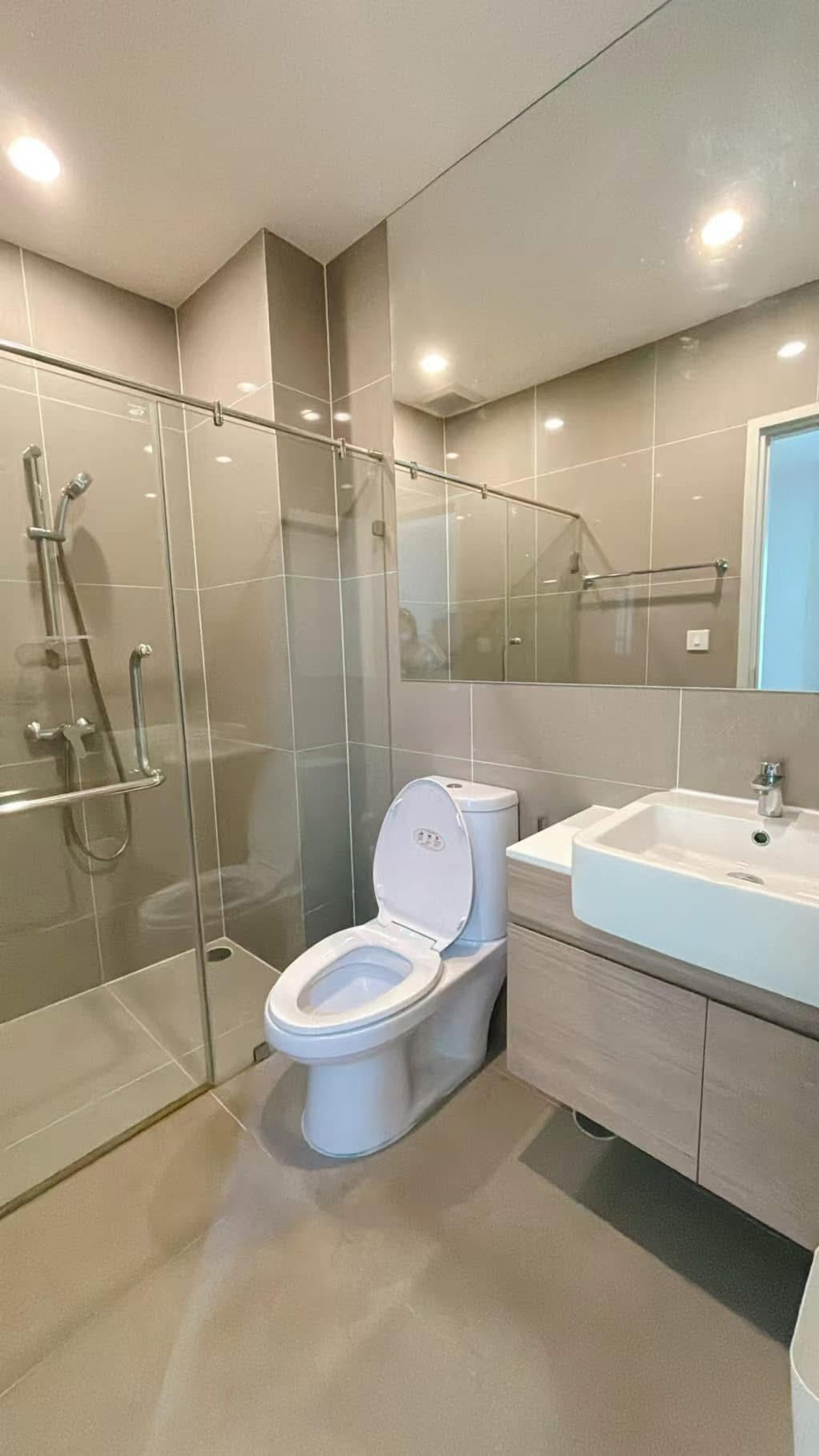 Urgent rent!! In the heart of Ratchada, directly into Asoke, Sukhumvit, very easy, close to MRT, 2 bedrooms, 2 bathrooms, this price is very hard to find, new room 0896620022 Loading...
