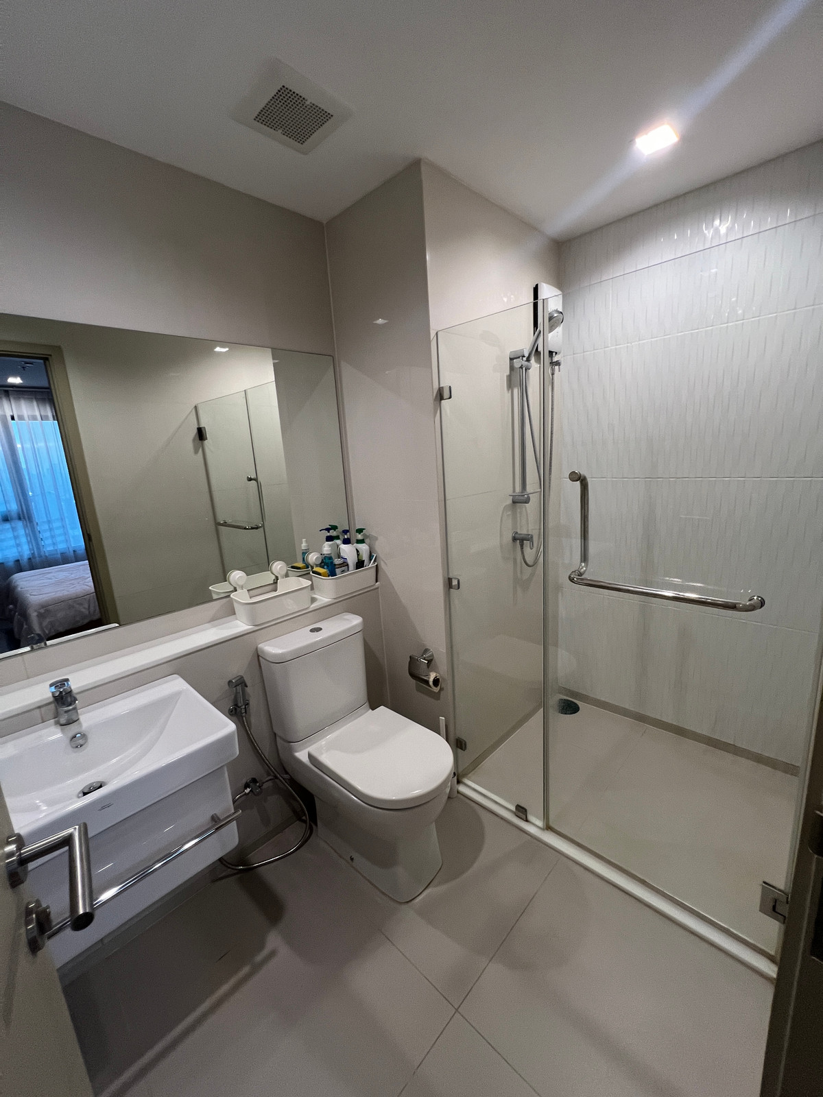 For RentCondoLadprao, Central Ladprao : Condo for rent: Life Ladprao, 2 bedrooms, 2 bathrooms, beautiful room, good view, complete furniture and electrical appliances. Located in the heart of the city, near BTS Lat Phrao Intersection, MRT Phahon Yothin.