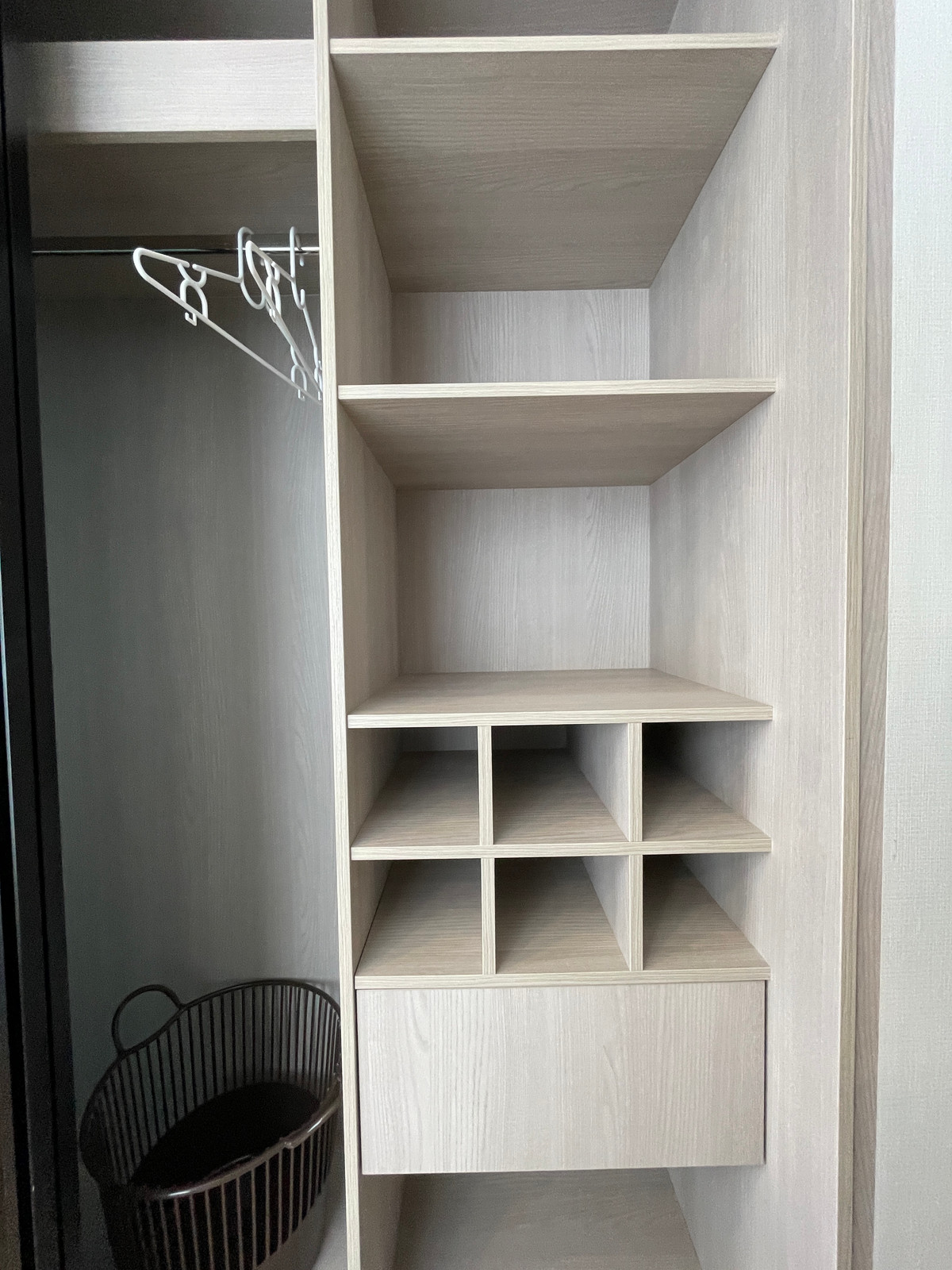 ขายคอนโดสุขุมวิท อโศก ทองหล่อ : ขายคอนโด Chewathai Residence Thonglor ทำเลทองหล่อ 20 เดินถึงได้ทั้งเอกมัย-ทองหล่อ เงียบสงบ เป็นส่วนตัว พร้อมอยู่ Fully Fitted พร้อมเฟอร์ฯ เครื่องใช้ไฟฟ้า ครบ