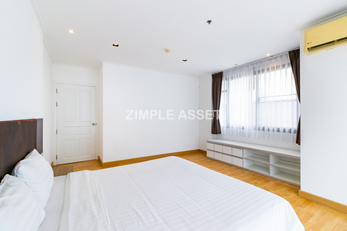 For RentSukhumvit, Asoke, Thonglor : Line ID: @zimple_asset  Service Apartment on Sukhumvit Soi 8. Fully furnished large rooms with fitness and swimming pool. Conveniently located near BTS Nana. Accepts both short-term and long-term stays