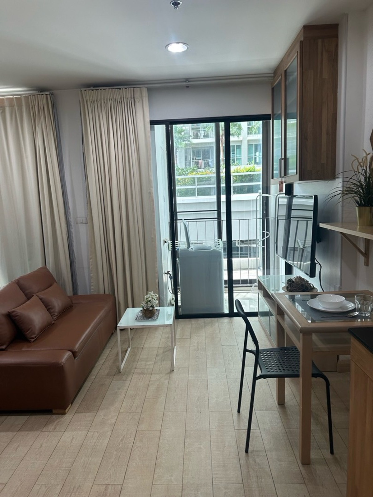 Condo next to Huai Khwang BTS station Loading...