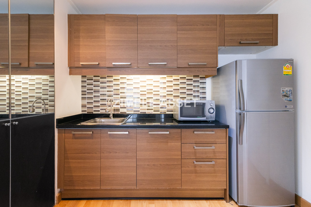 For RentSukhumvit, Asoke, Thonglor : Line ID: @zimple_asset  Service Apartment on Sukhumvit Soi 8. Fully furnished large rooms with fitness and swimming pool. Conveniently located near BTS Nana. Accepts both short-term and long-term stays