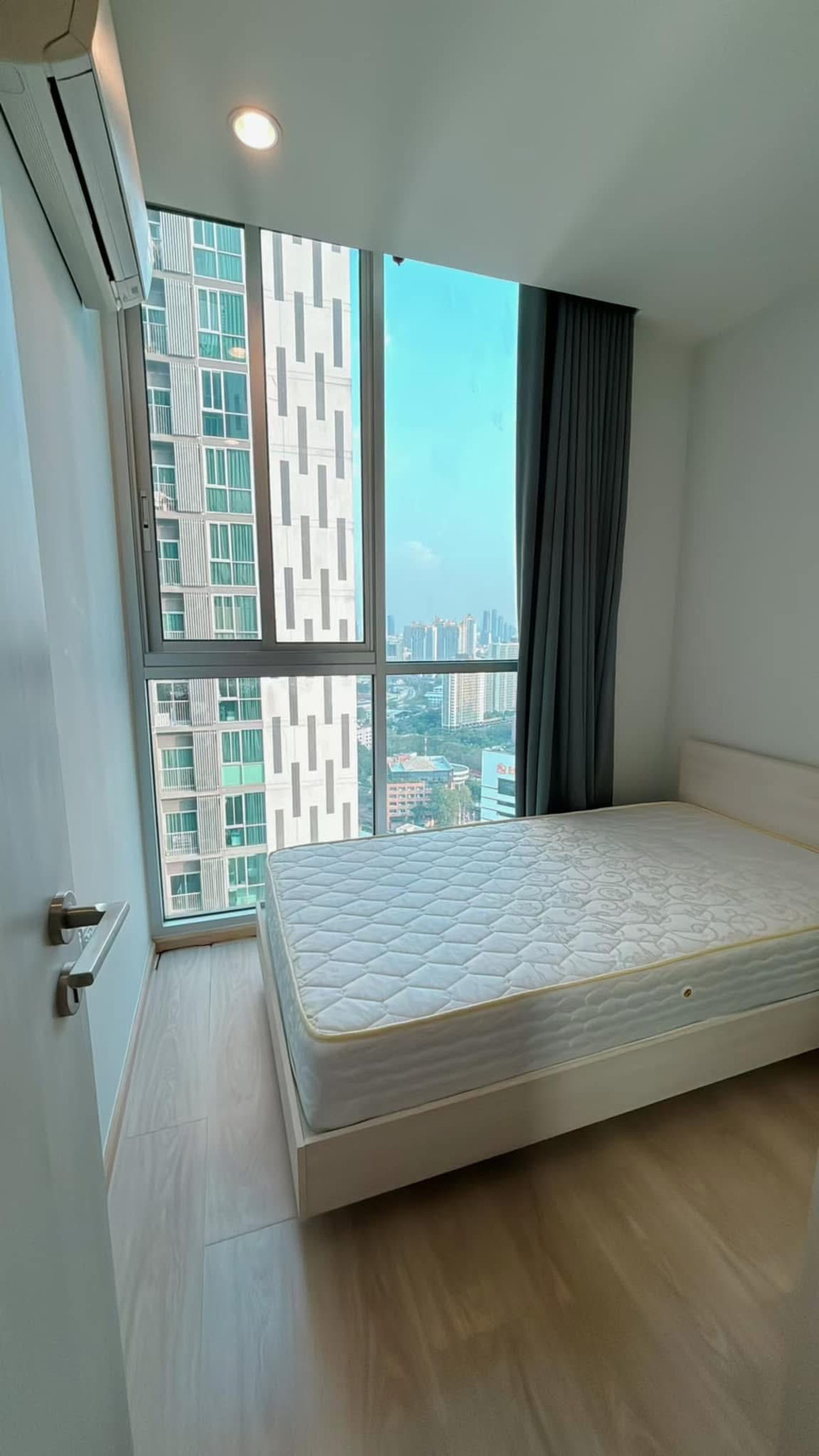 Urgent rent!! In the heart of Ratchada, directly into Asoke, Sukhumvit, very easy, close to MRT, 2 bedrooms, 2 bathrooms, this price is very hard to find, new room 0896620022 Loading...