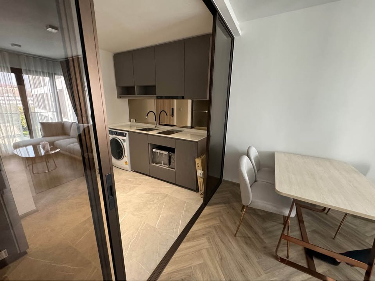 Chapter Thonglor 25 Loading...