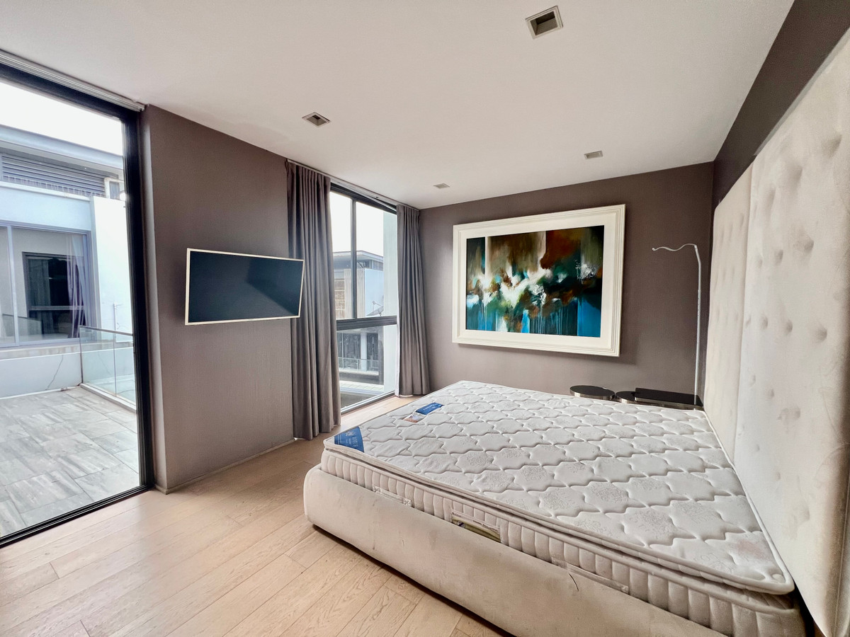 ให้เช่าบ้านเลียบทางด่วนรามอินทรา : ให้เช่าบ้านเดี่ยว 3 ชั้น สไตล์ Pool Villa โครงการ The Honor บ้านหรูหลังใหญ่ สระว่ายน้ำส่วนตัว ห้องโฮมเธียเตอร์ ความเป็นส่วนตัวระดับสูง ทำเลเลียบด่วน เอกมัย–รามอินทรา เลี้ยงสัตว์ได้