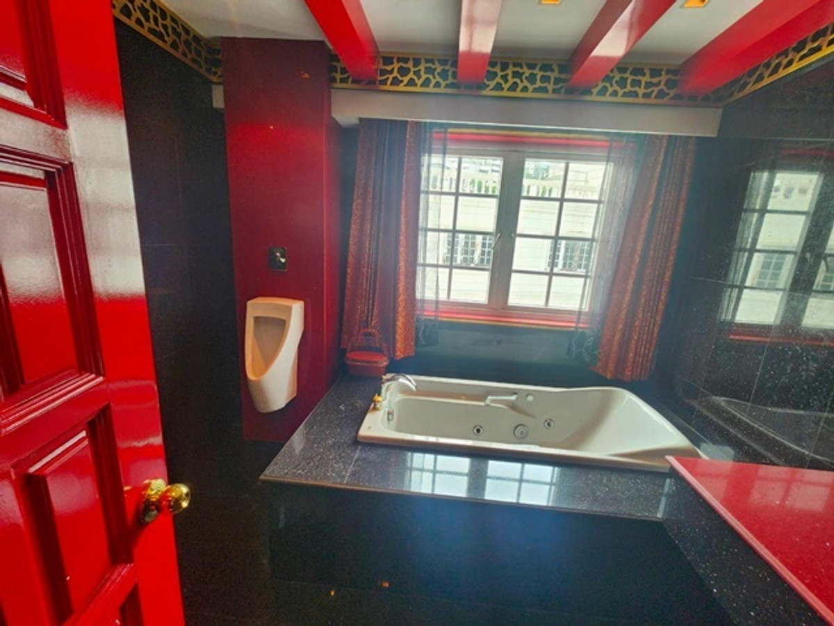 สุขุมวิท55 BTSทองหล่อ 300ม. DONKI Mall ปล่อยเช่า KTV อาคาร4ชั้น 2ตึก ขนาดใหญ่ โชว์รูม ผับ บาร์ 300ตรว. 2500ตรม. VIP Ballroom คอนเสริต Loading...