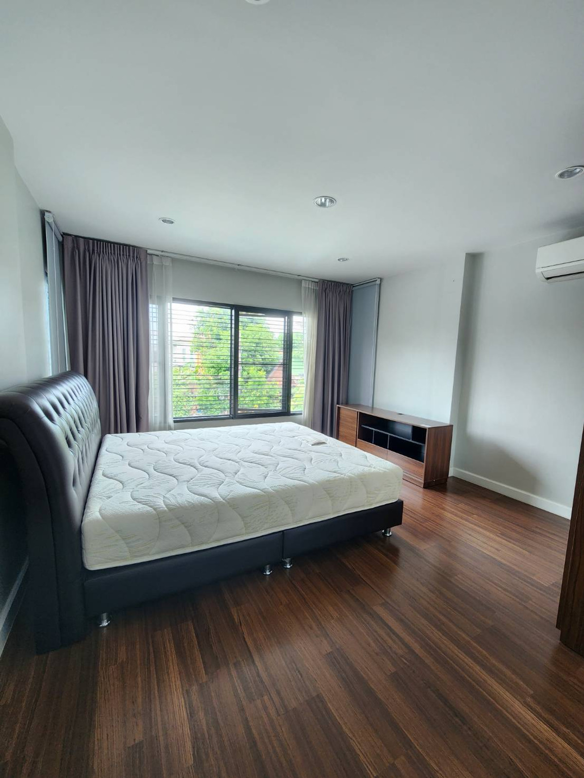 For SaleHouseOnnut, Udomsuk : 3-story detached house for sale, 4 bedrooms, 4 bathrooms, 1 maid's room, near BTS Punnawithi in Muang Thong Village 4, Sukhumvit 101.