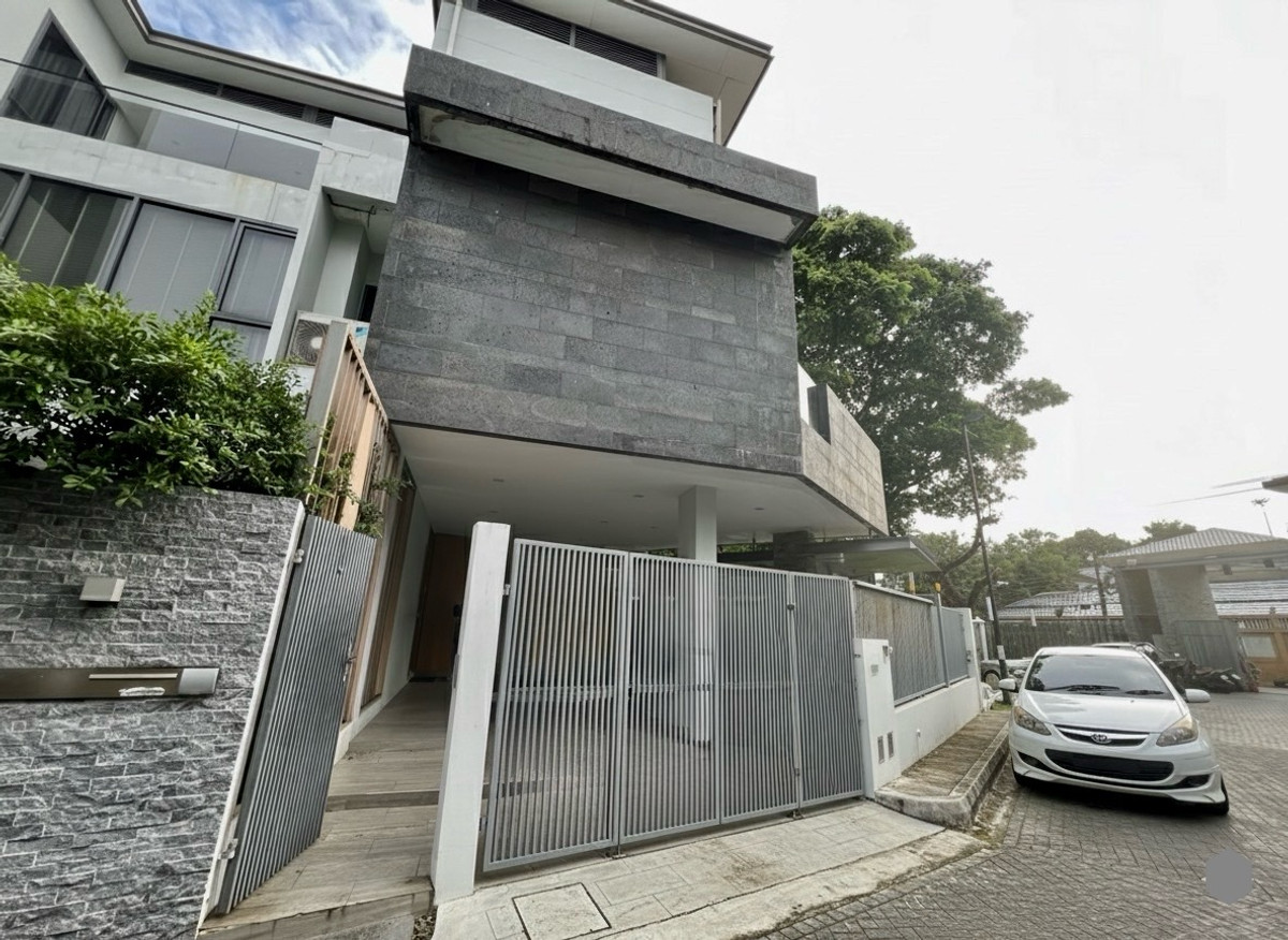 ให้เช่าบ้านเลียบทางด่วนรามอินทรา : ให้เช่าบ้านเดี่ยว 3 ชั้น สไตล์ Pool Villa โครงการ The Honor | บ้านหรูหลังใหญ่ สระว่ายน้ำส่วนตัว ห้องโฮมเธียเตอร์ พร้อมความเป็นส่วนตัวระดับสูง ใกล้ถนนเลียบด่วน เลี้ยงสัตว์ได้