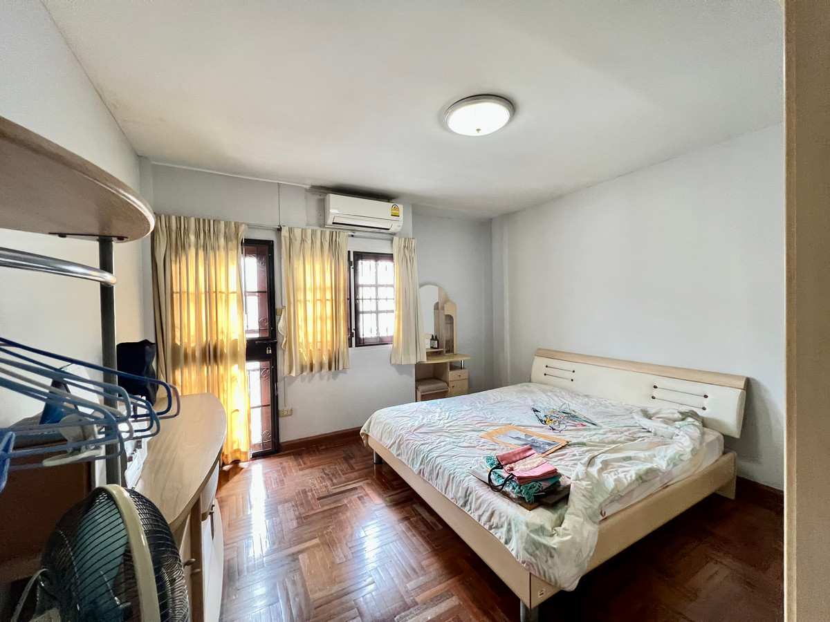 ขายทาวน์โฮมโชคชัย4 ลาดพร้าว71 : ขายทาวน์โฮม 3 ชั้น หมู่บ้านเกตุนุติเชอมีเน่ ลาดพร้าว 87 | ทำเลศักยภาพ ใจกลางลาดพร้าว เดินทางสะดวก ใกล้สิ่งอำนวยความสะดวกครบ