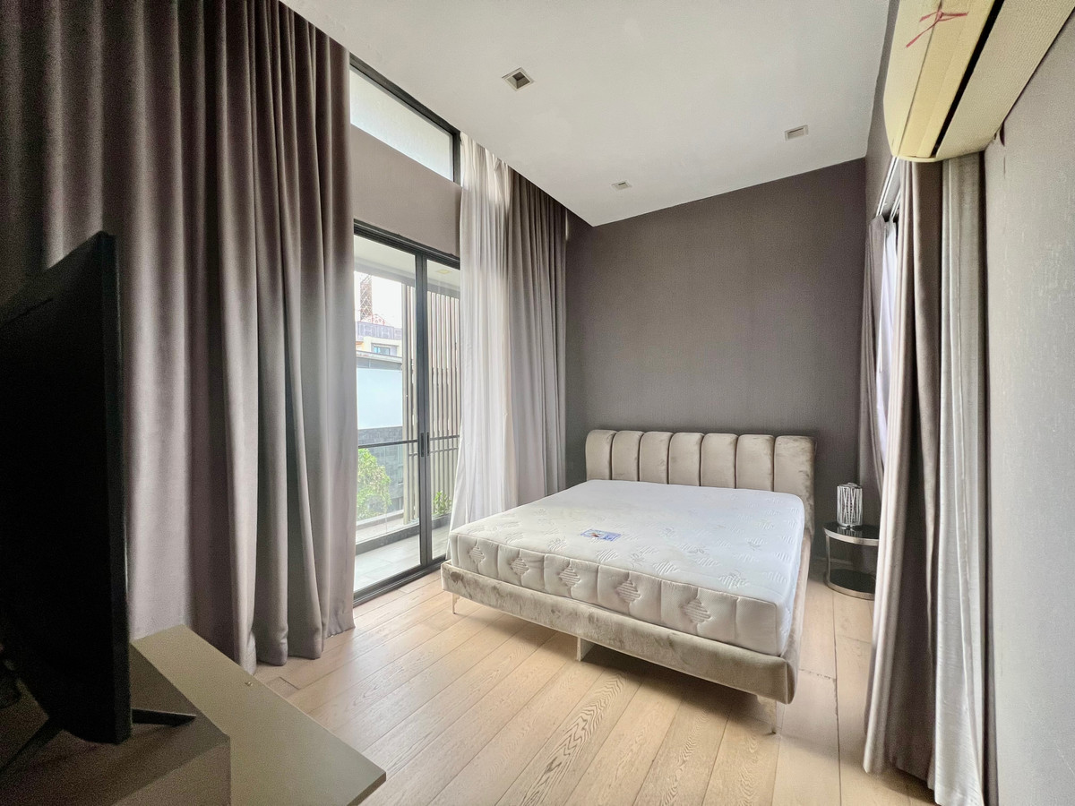 ให้เช่าบ้านเลียบทางด่วนรามอินทรา : ให้เช่าบ้านเดี่ยว 3 ชั้น สไตล์ Pool Villa โครงการ The Honor บ้านหรูหลังใหญ่ สระว่ายน้ำส่วนตัว ห้องโฮมเธียเตอร์ ความเป็นส่วนตัวระดับสูง ทำเลเลียบด่วน เอกมัย–รามอินทรา เลี้ยงสัตว์ได้