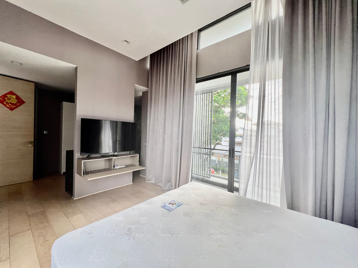 ให้เช่าบ้านเลียบทางด่วนรามอินทรา : ให้เช่าบ้านเดี่ยว 3 ชั้น สไตล์ Pool Villa โครงการ The Honor | บ้านหรูหลังใหญ่ สระว่ายน้ำส่วนตัว ห้องโฮมเธียเตอร์ พร้อมความเป็นส่วนตัวระดับสูง ใกล้ถนนเลียบด่วน เลี้ยงสัตว์ได้