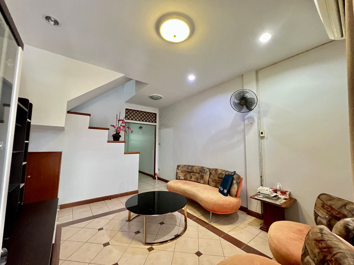 ขายทาวน์โฮมโชคชัย4 ลาดพร้าว71 : ขายทาวน์โฮม 3 ชั้น หมู่บ้านเกตุนุติเชอมีเน่ ลาดพร้าว 87 | ทำเลศักยภาพ ใจกลางลาดพร้าว เดินทางสะดวก ใกล้สิ่งอำนวยความสะดวกครบ