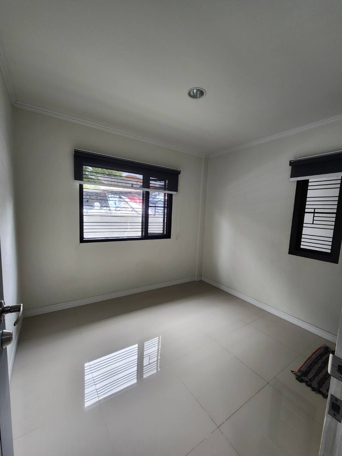 For SaleHouseOnnut, Udomsuk : 3-story detached house for sale, 4 bedrooms, 4 bathrooms, 1 maid's room, near BTS Punnawithi in Muang Thong Village 4, Sukhumvit 101.