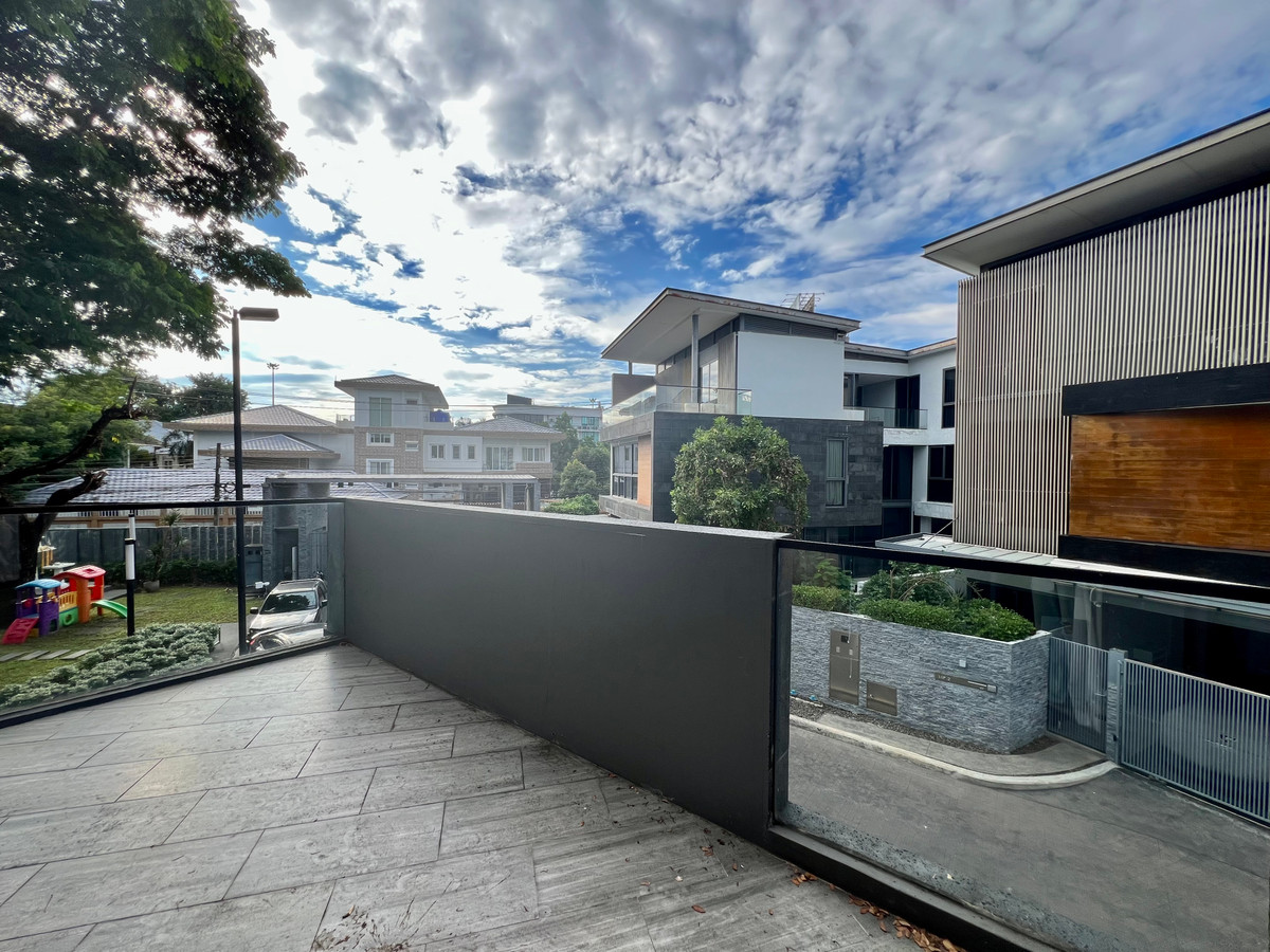 ให้เช่าบ้านเลียบทางด่วนรามอินทรา : ให้เช่าบ้านเดี่ยว 3 ชั้น สไตล์ Pool Villa โครงการ The Honor บ้านหรูหลังใหญ่ สระว่ายน้ำส่วนตัว ห้องโฮมเธียเตอร์ ความเป็นส่วนตัวระดับสูง ทำเลเลียบด่วน เอกมัย–รามอินทรา เลี้ยงสัตว์ได้