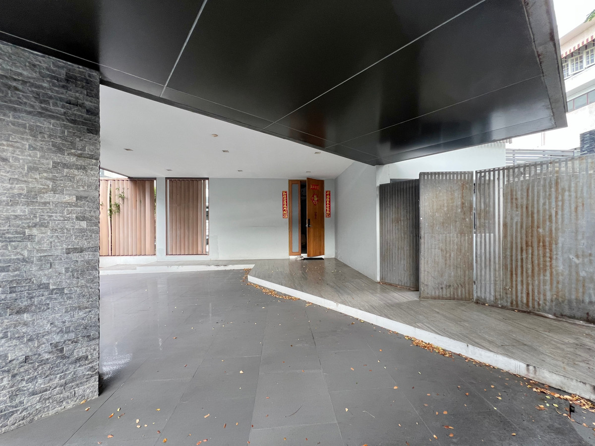 ให้เช่าบ้านเลียบทางด่วนรามอินทรา : ให้เช่าบ้านเดี่ยว 3 ชั้น สไตล์ Pool Villa โครงการ The Honor | บ้านหรูหลังใหญ่ สระว่ายน้ำส่วนตัว ห้องโฮมเธียเตอร์ พร้อมความเป็นส่วนตัวระดับสูง ใกล้ถนนเลียบด่วน เลี้ยงสัตว์ได้