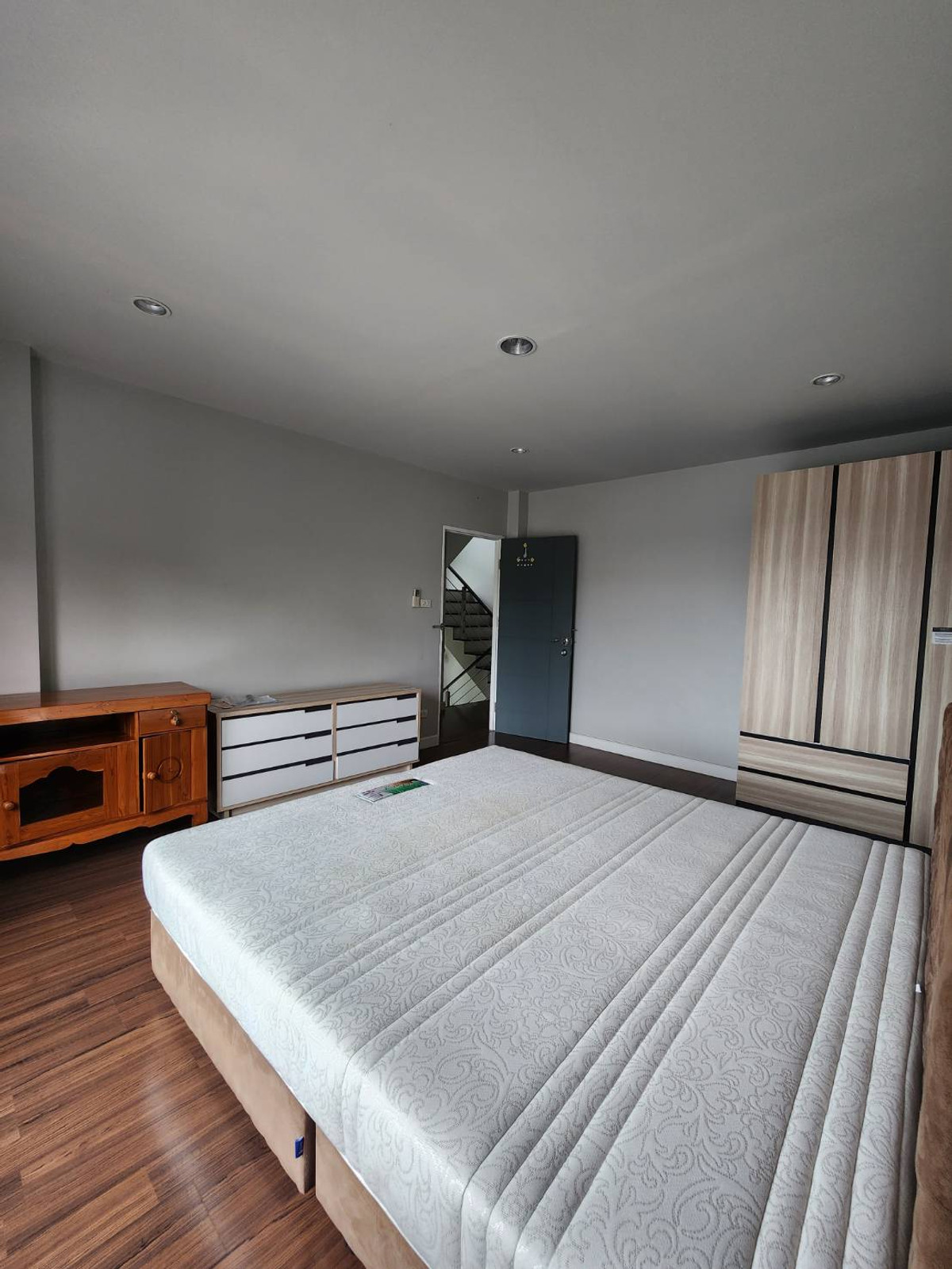 For SaleHouseOnnut, Udomsuk : 3-story detached house for sale, 4 bedrooms, 4 bathrooms, 1 maid's room, near BTS Punnawithi in Muang Thong Village 4, Sukhumvit 101.